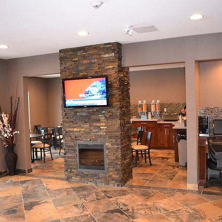 Western Star Inn And Suites Carlyle Экстерьер фото