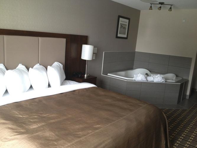 Western Star Inn And Suites Carlyle Экстерьер фото