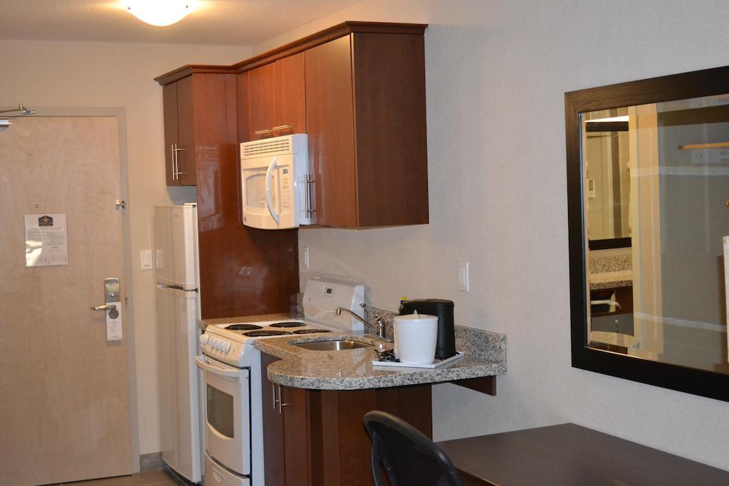 Western Star Inn And Suites Carlyle Экстерьер фото