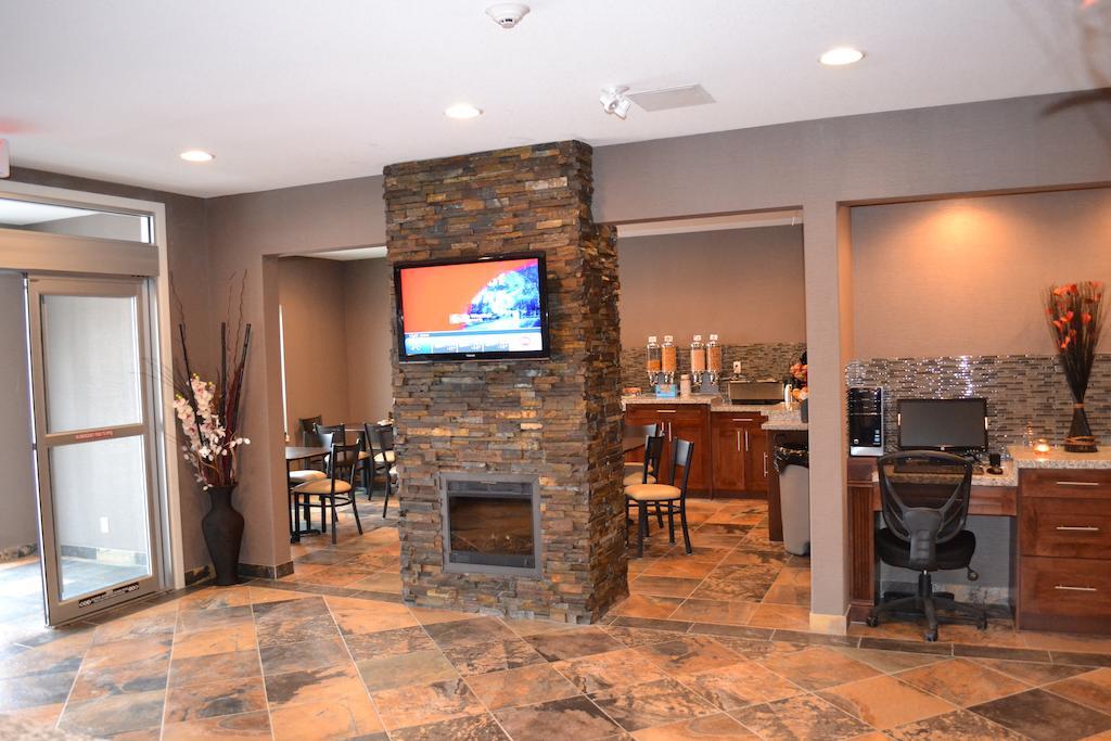 Western Star Inn And Suites Carlyle Экстерьер фото